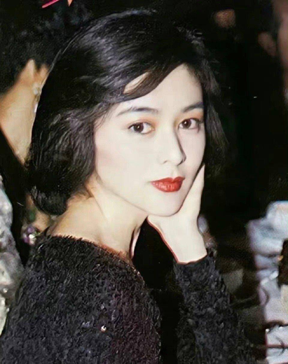 年轻时美貌不输李嘉欣 和 小青 因男人结梁子 香港有名女楼后 关之琳 父亲 刘銮雄