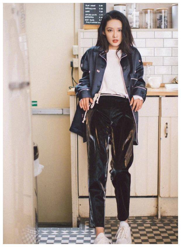 秋游也不忘营业,李沁随手一拍就是时尚大片,冰溜腿也太抢镜_李心