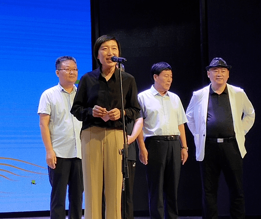 一级巡视员 崔 伟(左)鹤壁市文联党组书记,主席 范海涛(右)鹤壁市文联