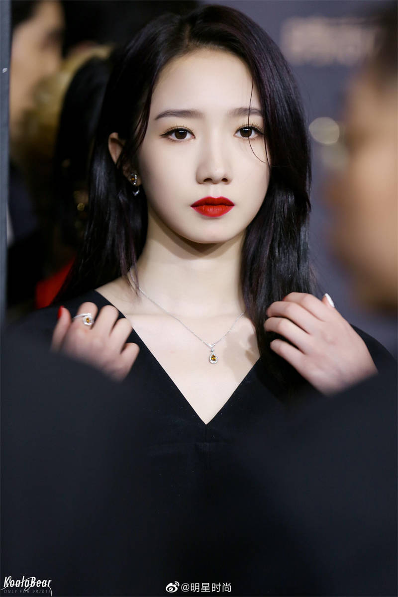 24岁的孟美岐,是怎么做到皮肤白到发光的?_成分表_维生素_火箭少女