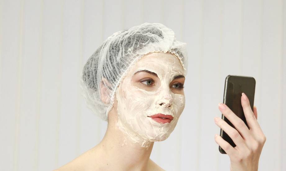 睡前要不要涂抹护肤品?皮肤科医生:因人而异!