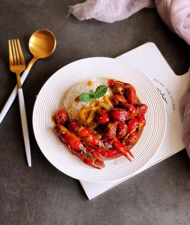 原创泰式咖喱小龙虾超简单做法一炒一煮十分钟上桌招待客人有面子