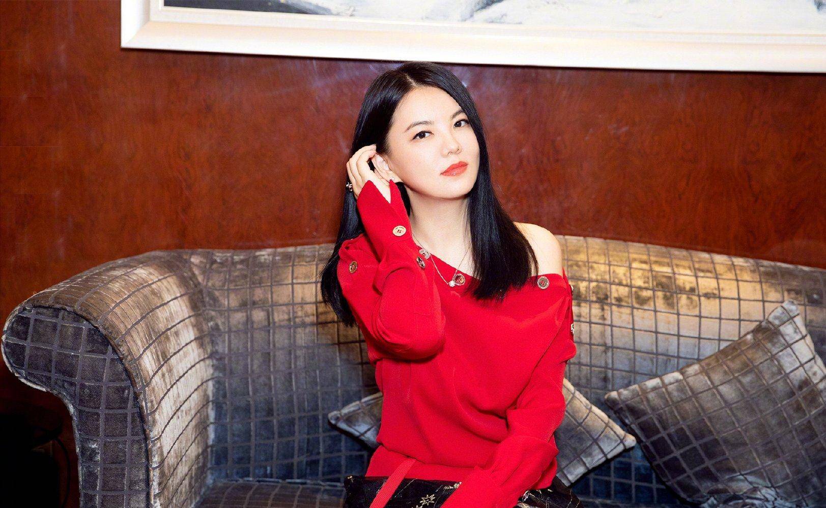 原创李湘漂亮成功圆润贵妇脸瘦成瓜子脸穿那么花的西装也不显胖