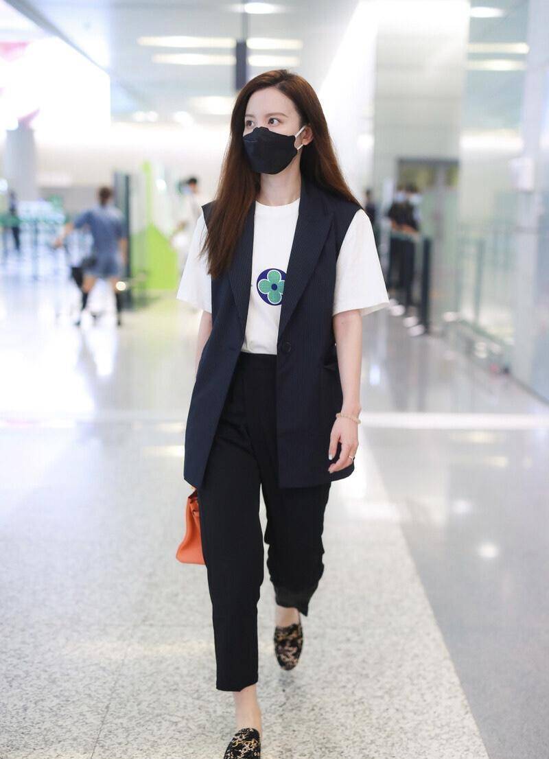 原创张萌的夏季穿搭高级洋气马甲白t恤搭配吸烟裤简约时髦又通勤