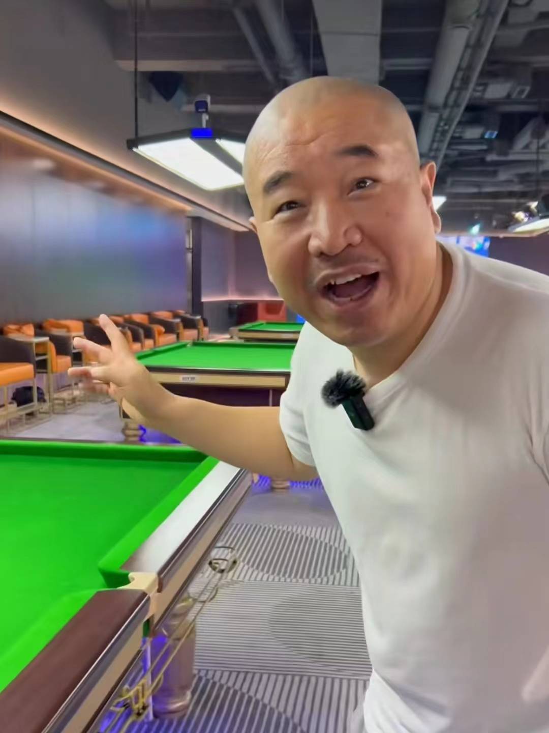 赵本山徒弟王小利投资台球俱乐部,装修高档有包间,打赢他还能免费