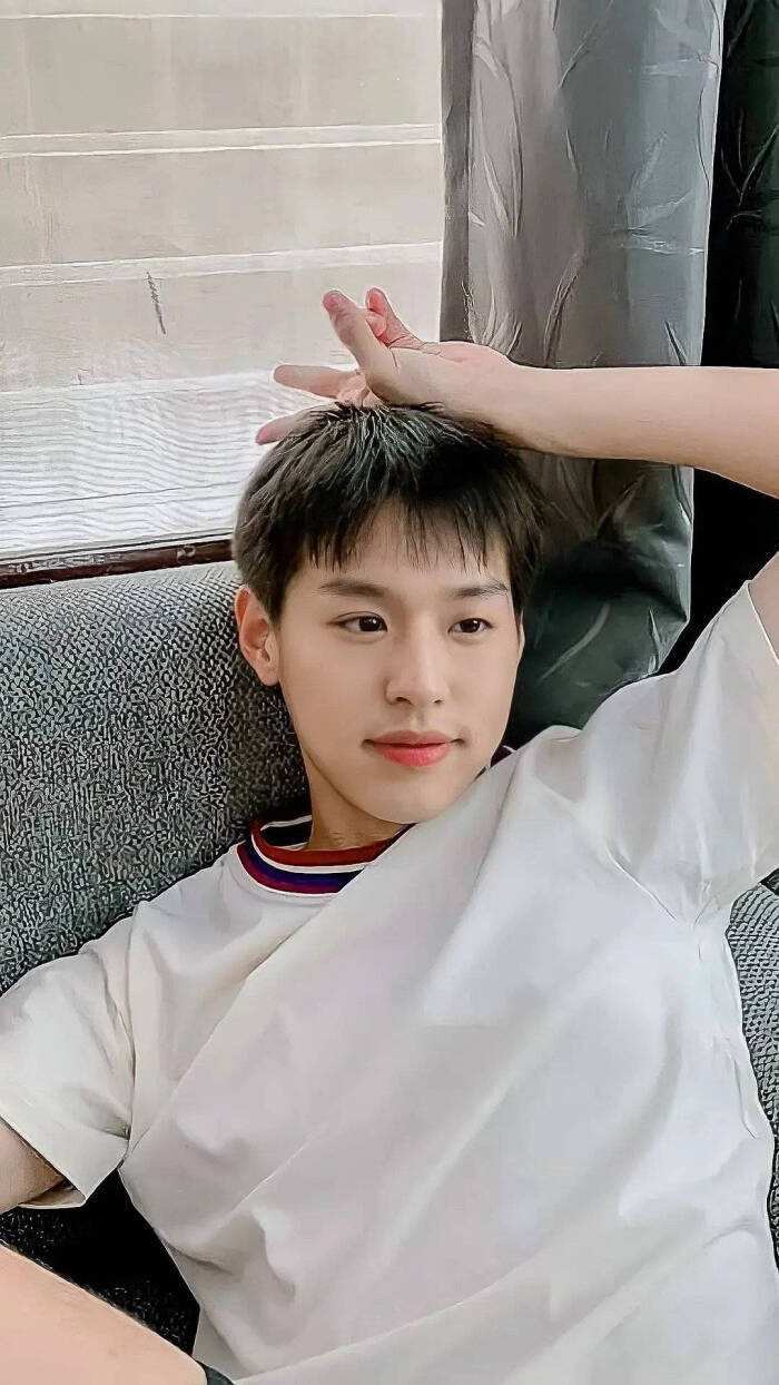 泰星billkin确诊新冠目前居家隔离中