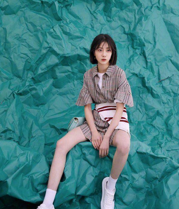 又被李溪芮的美腿惊艳到了!