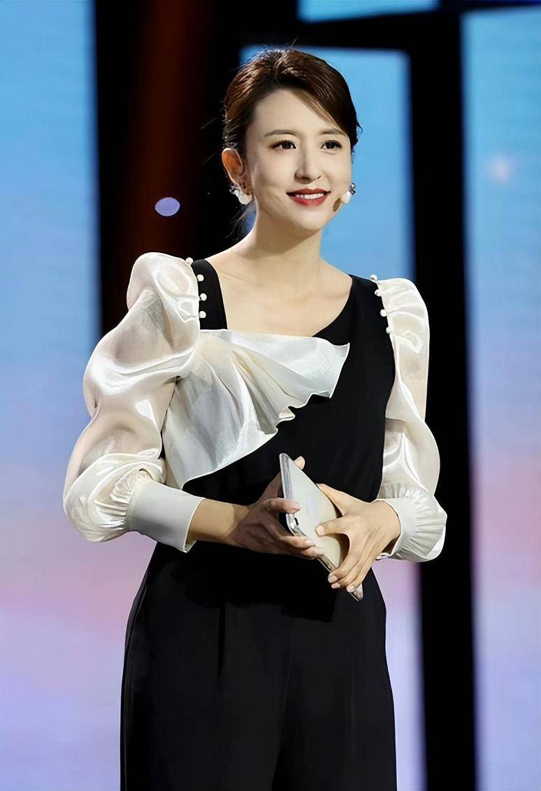 原创张蕾气质太好了实力演绎主持人姿态泡泡袖设计超吸晴