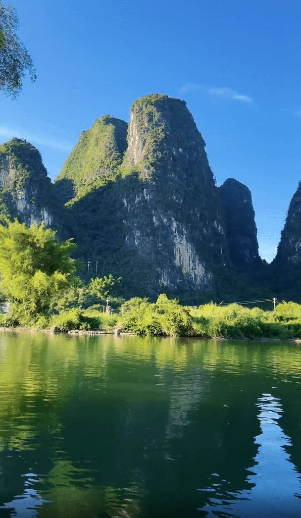 遇山芗舍:夏天的桂林山水带着蓝天白云，画中行走，美呆了