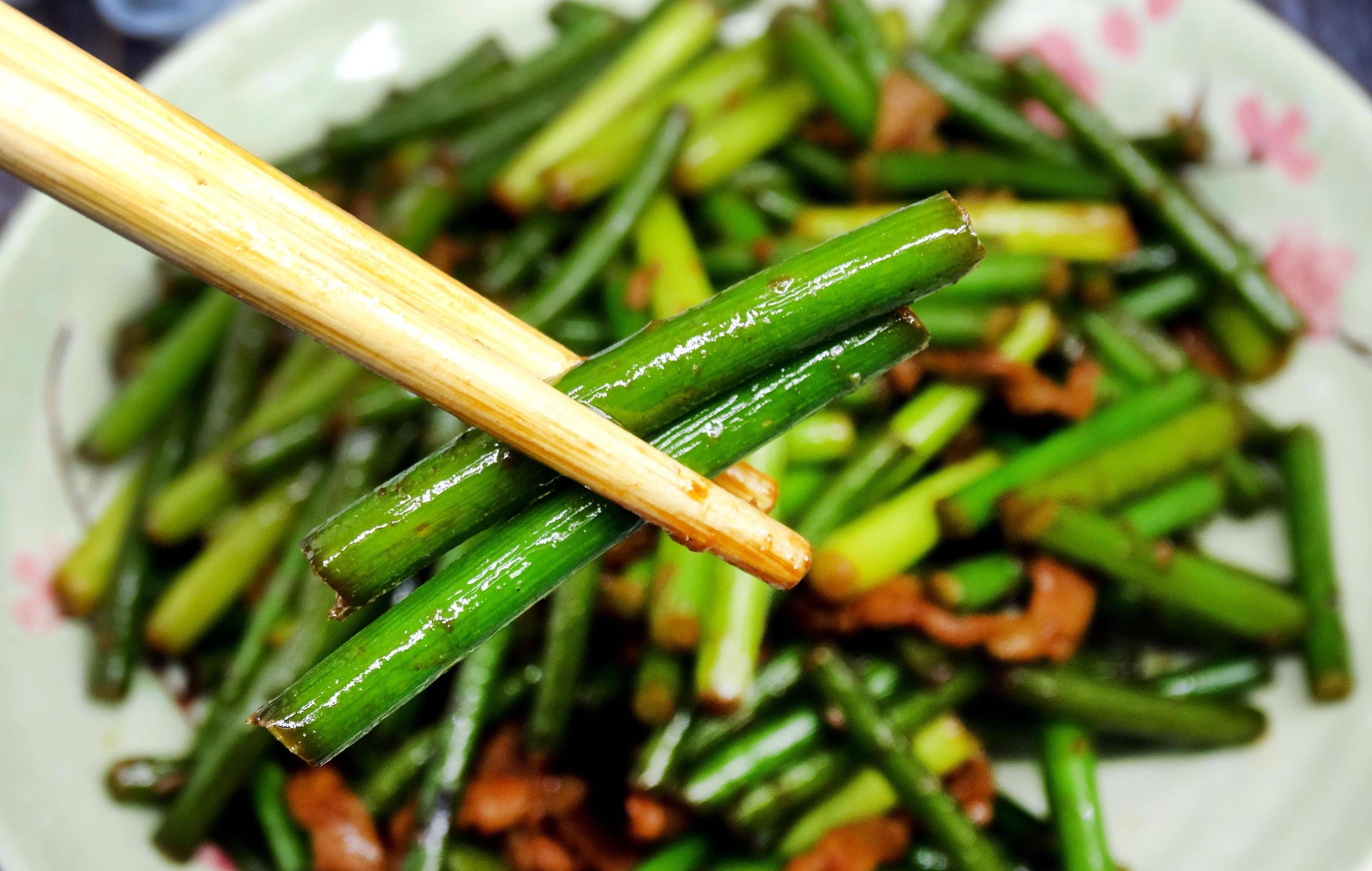 炒蒜苔,焯水和直接下锅炒都不对,这样做,蒜薹翠绿鲜嫩还入味_步骤