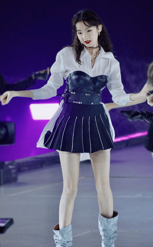 张艺凡被分一段地板舞,当她坐地上展示舞蹈动作,台下观众尖叫_都能跳