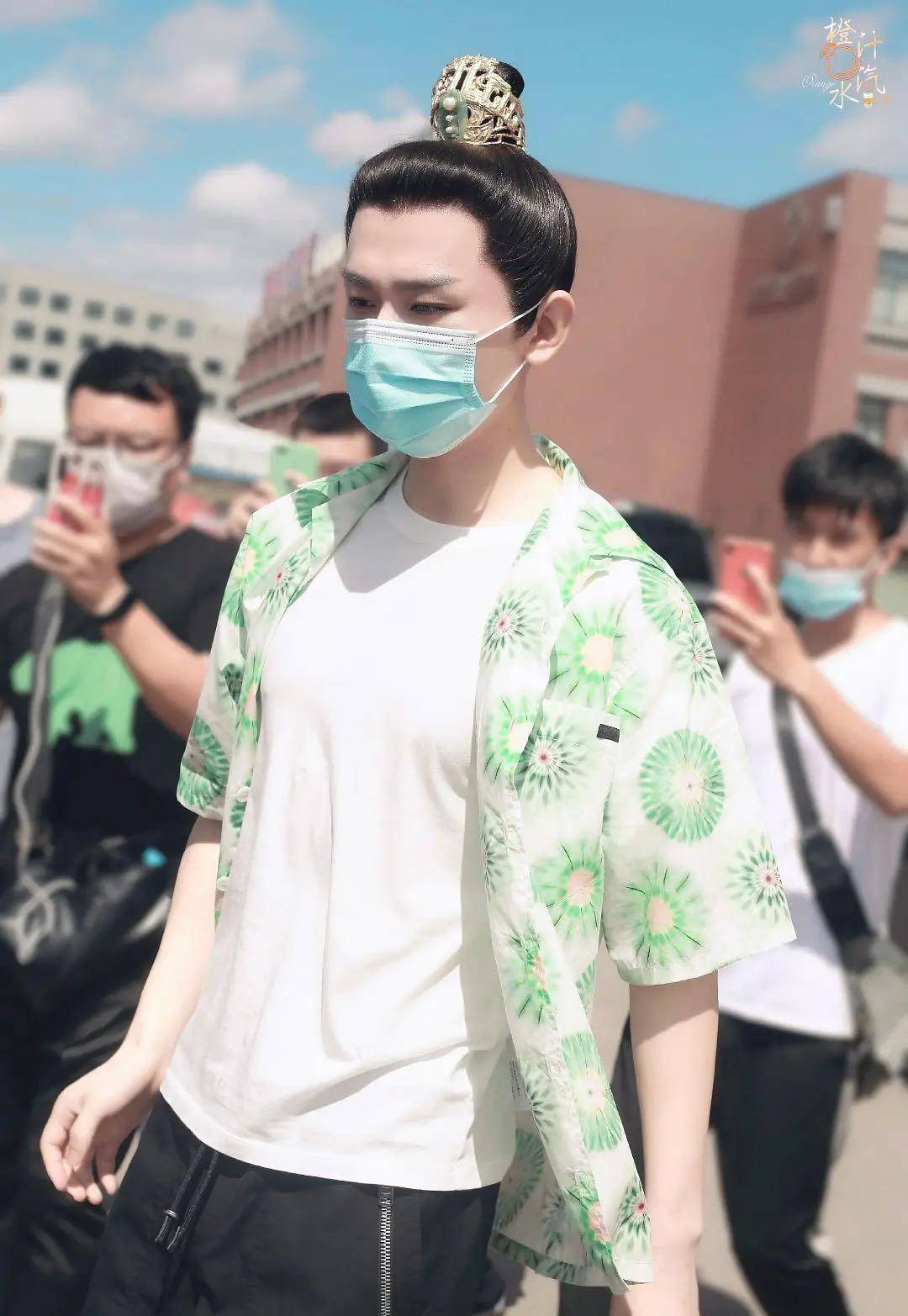 明星在横店:赵露思敢素颜直视镜头,鞠婧祎却要举三把伞防偷拍_成毅