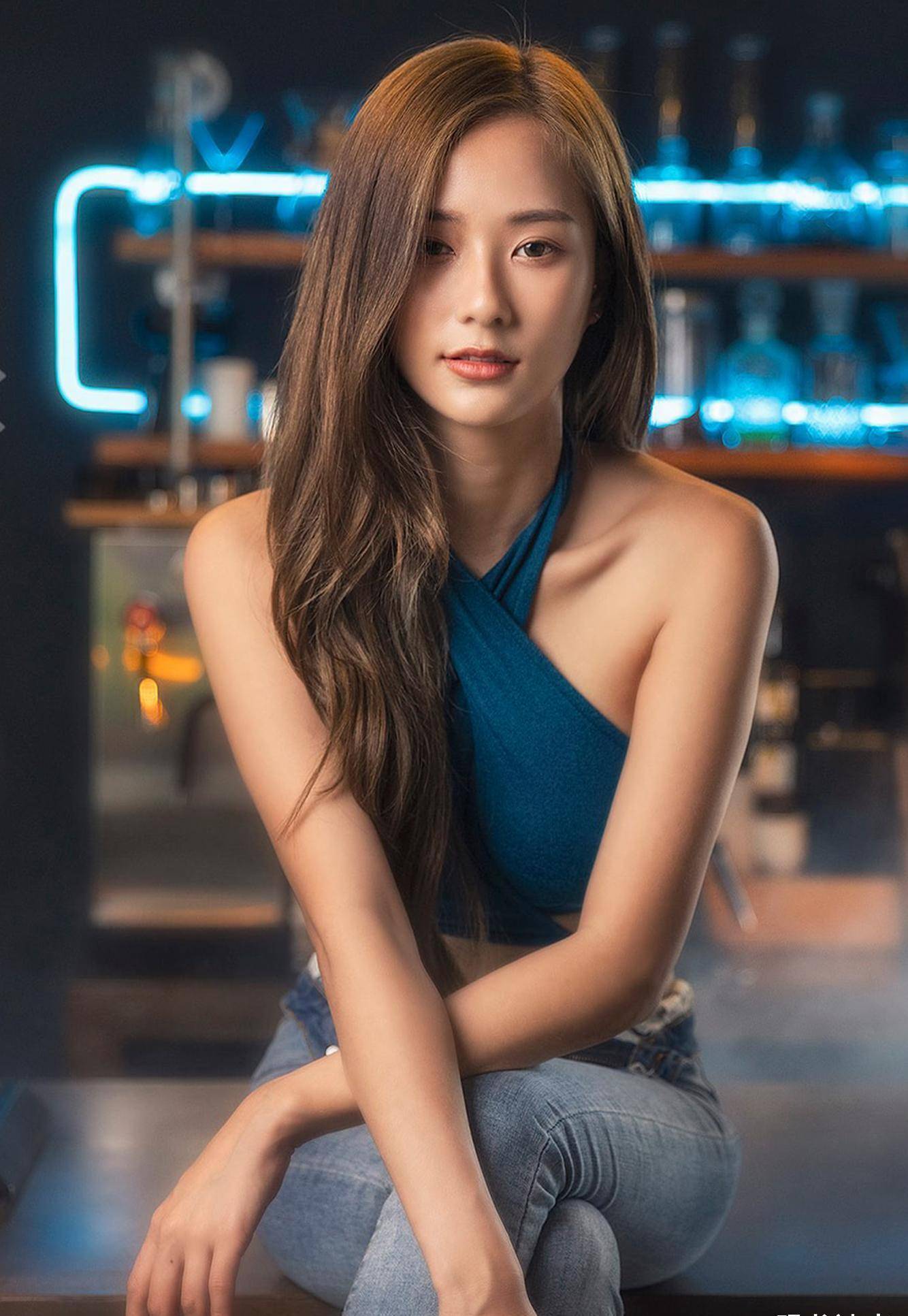 高颜值的国外模特,一身简约时尚的穿搭,显得既时尚,又有气质_好身材