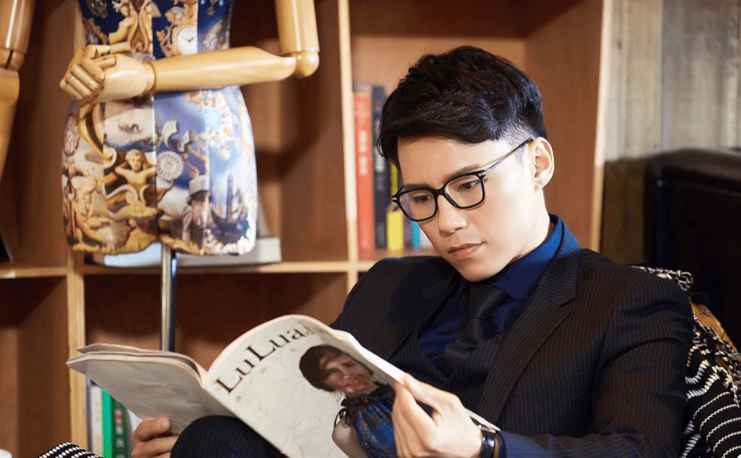 还有刘小震,刘小震也是一个演员,他因为出演《爱情公寓2》中的一个小