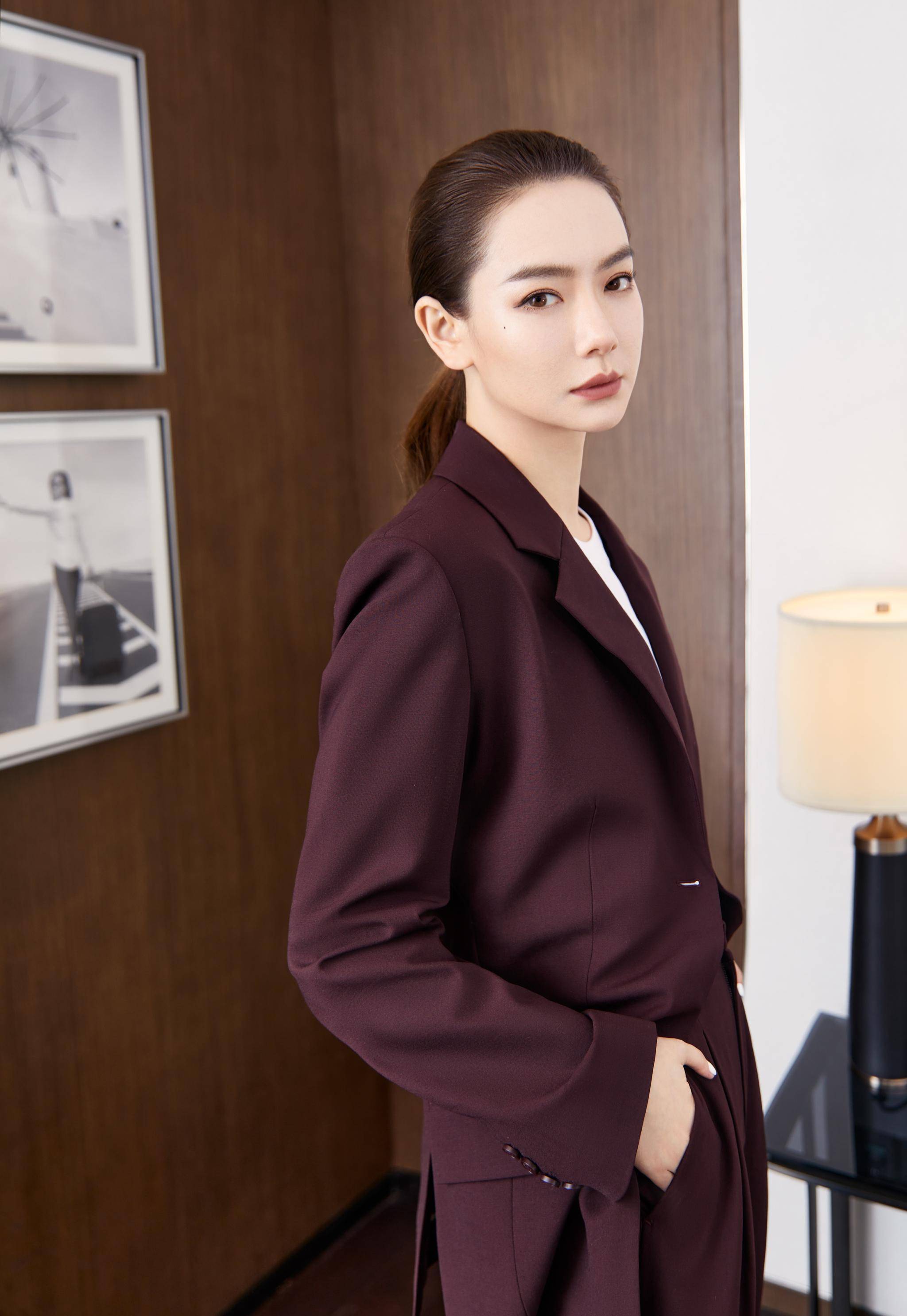 戚薇真不愧是时髦精,玩转西装各种新穿法,潮范十足,实穿性更强_下半身