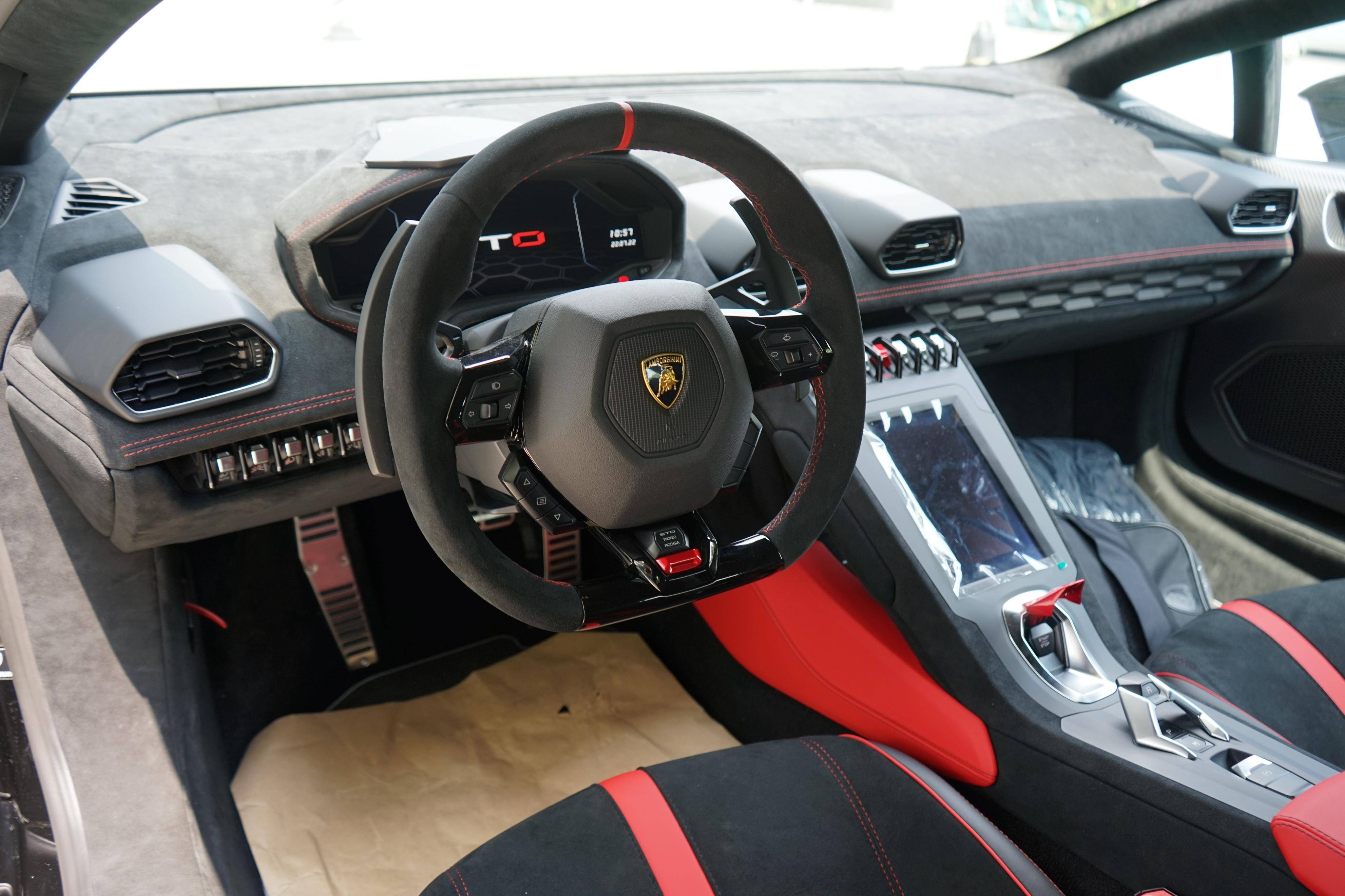 兰博基尼 huracán sto 提车,450万的"终极小牛",这车太快了_搜狐汽车