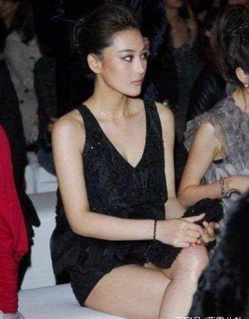 张馨予超短裙参加活动,一双大白腿遭身边大叔偷瞄_裙子_女人_网友