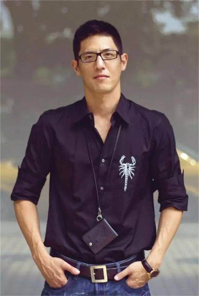 从曝光的照片中,我们可以看到蒋友柏穿着宽大的白色短袖,没有戴帽子