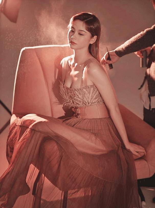 原创邱意浓穿得好清凉上身拼接龙须抢镜美腿透过薄纱朦胧可见