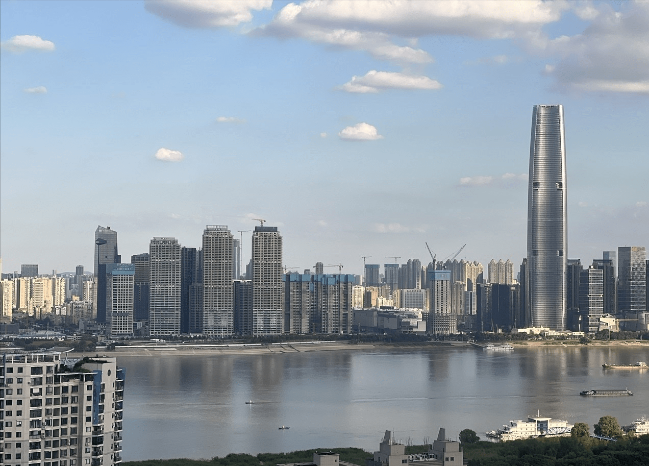 超级摩天楼——长江中心,核心筒高度超过120米_项目_华夏幸福_写字楼