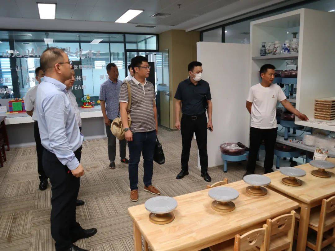 华兴通信董事长博士刘平堂一行莅临展览馆参观交流