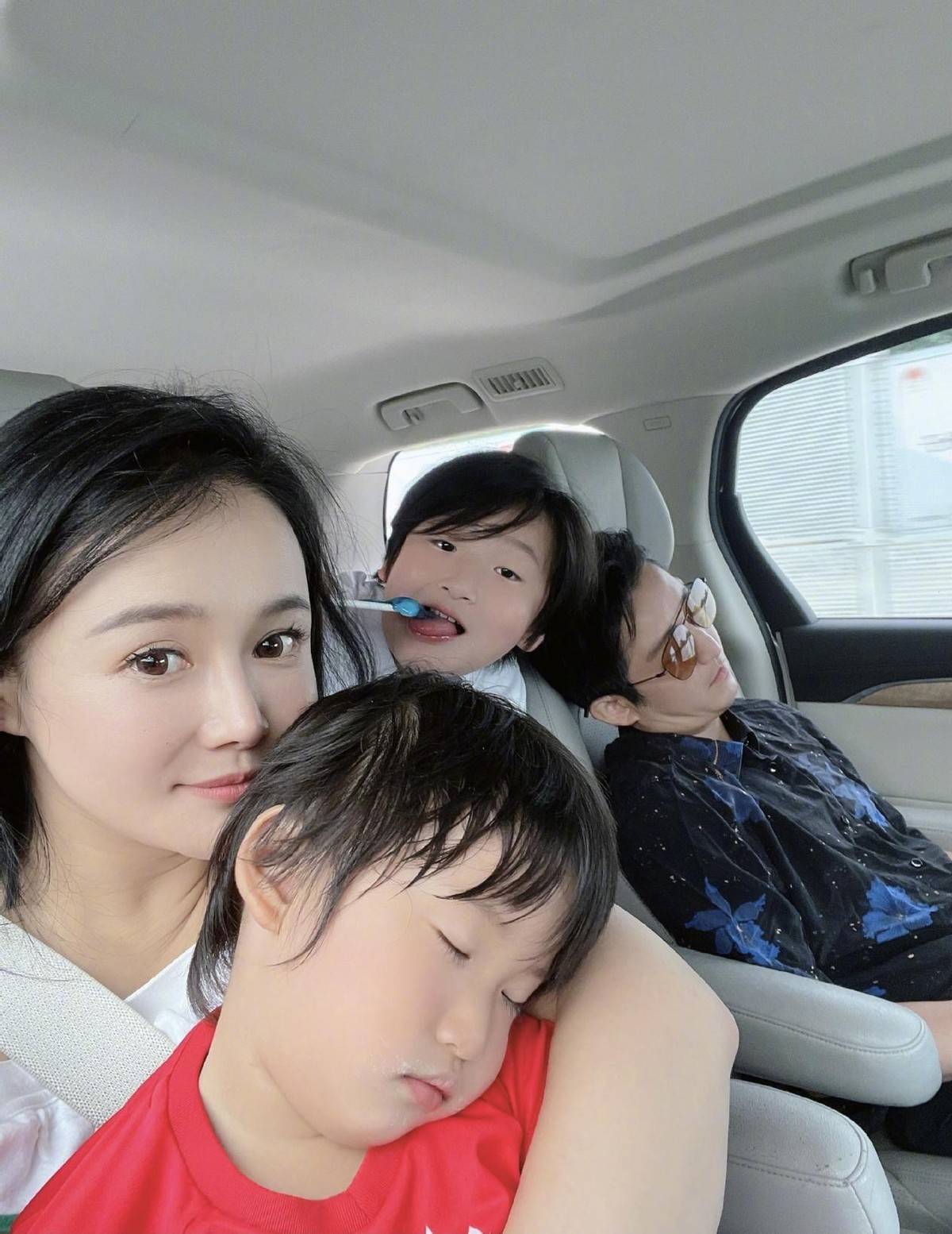 顶住了生活的压力,没有让在外工作的邹市明担心,老婆能够做到如此地步