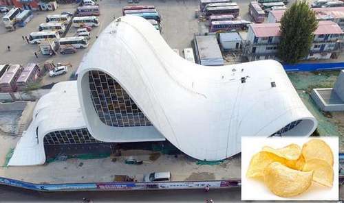 郑州一奇葩建筑，造型弯弯曲曲很新奇，被众人成为“薯片楼”