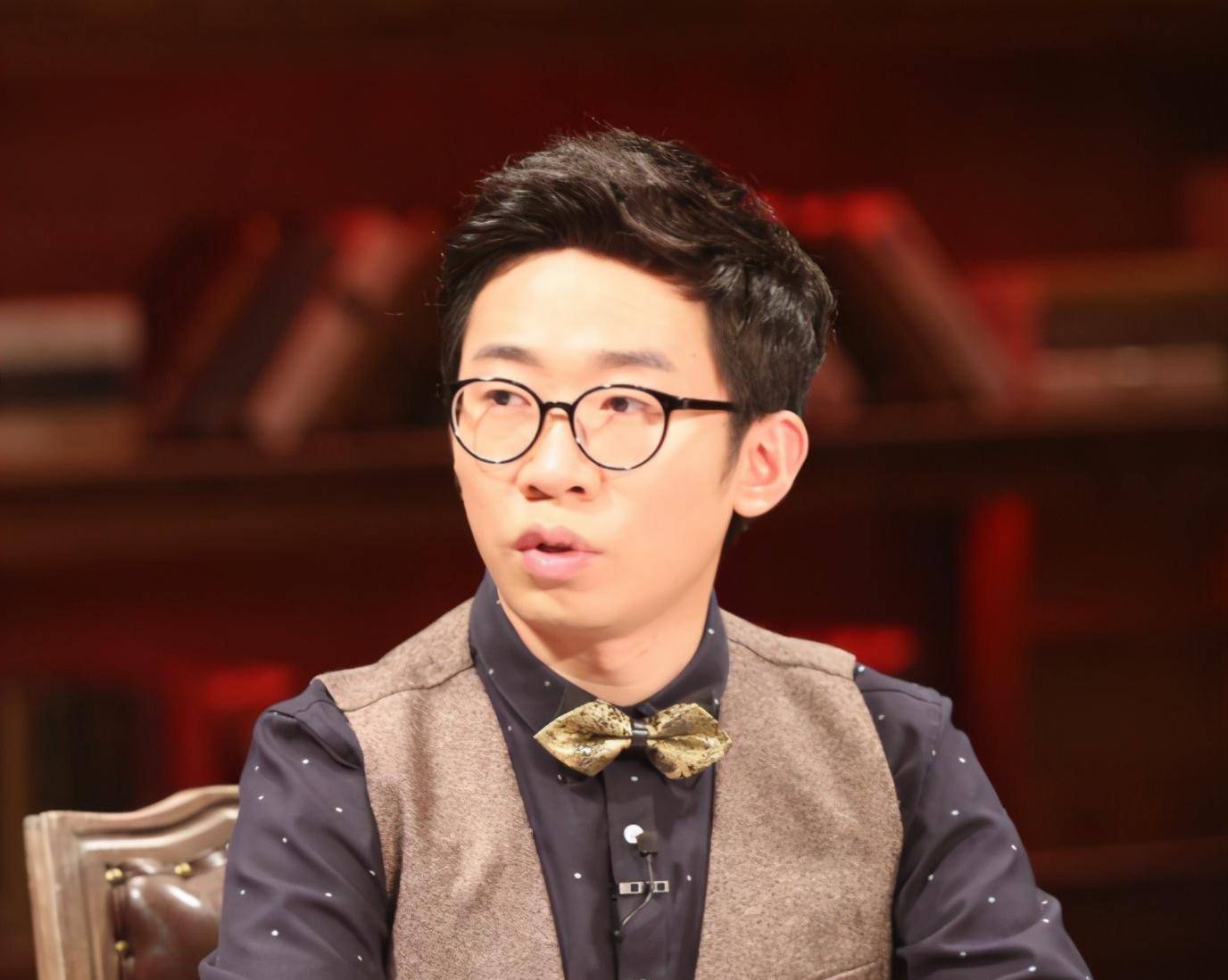 保安打伞认错明星,杨迪被冷落后雨中奔跑,都怪助理长得太帅_大哥_郭敬