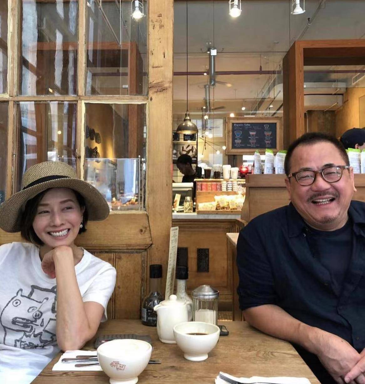 毛舜筠全家出游三婚老公白发苍老俩女儿高颜值像妈
