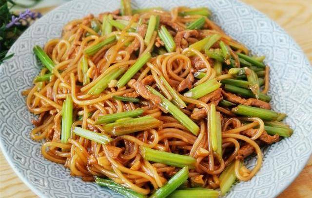 东北家常老菜,芹菜粉的做法,百吃不厌,粉条劲道,芹菜翠绿入味_菜肴