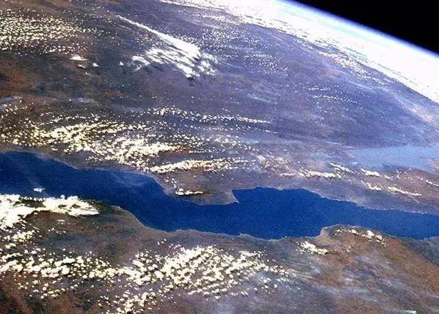 世界上最狭长的湖泊，被称为地球的“泪珠”，淡水量是我国六倍多