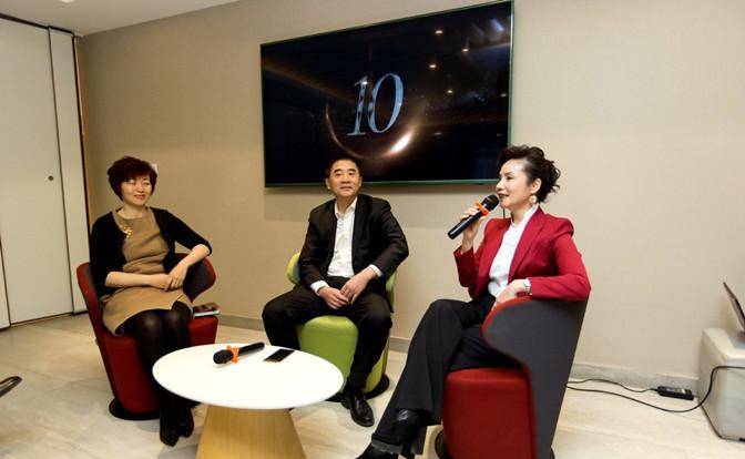 电视主播徐俐退休首次晒照,穿西装别身材针阳光下走猫步似明星,60岁