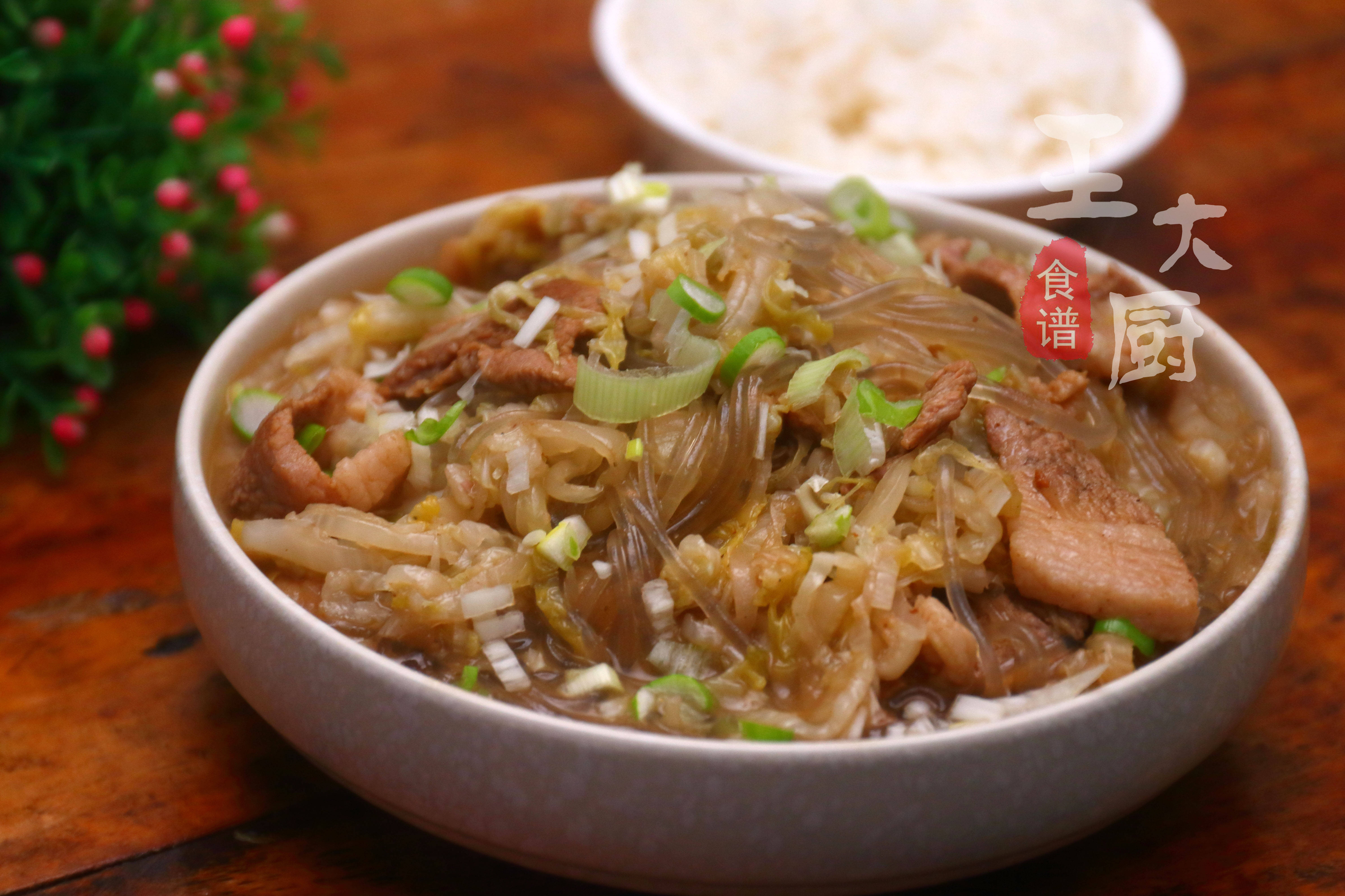东北农家猪肉酸菜炖粉条,酸爽开胃,配着这道菜一次吃两大碗米饭