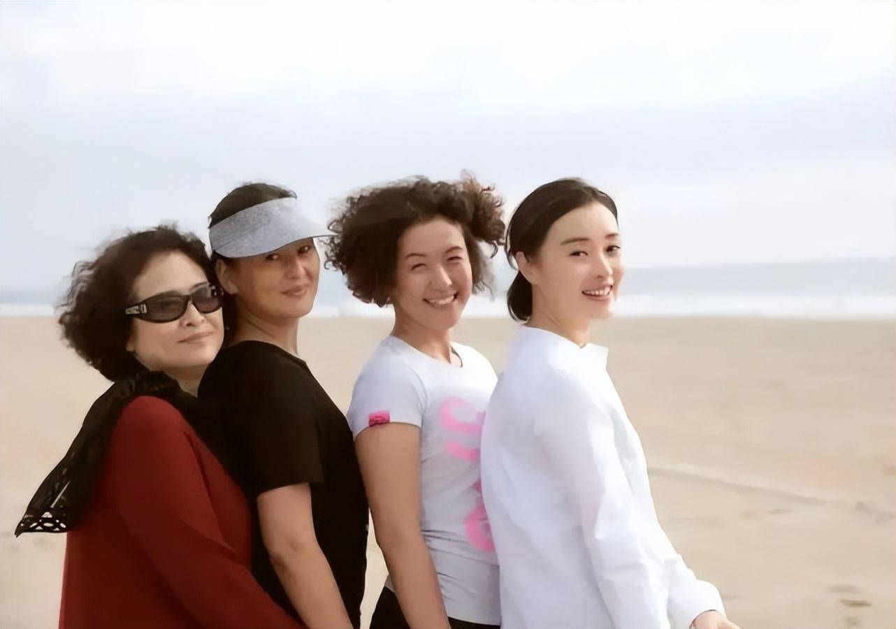 50岁吴越和42岁黄澜同框穿白衬衫配牛仔裤气质脱俗越老越耐看