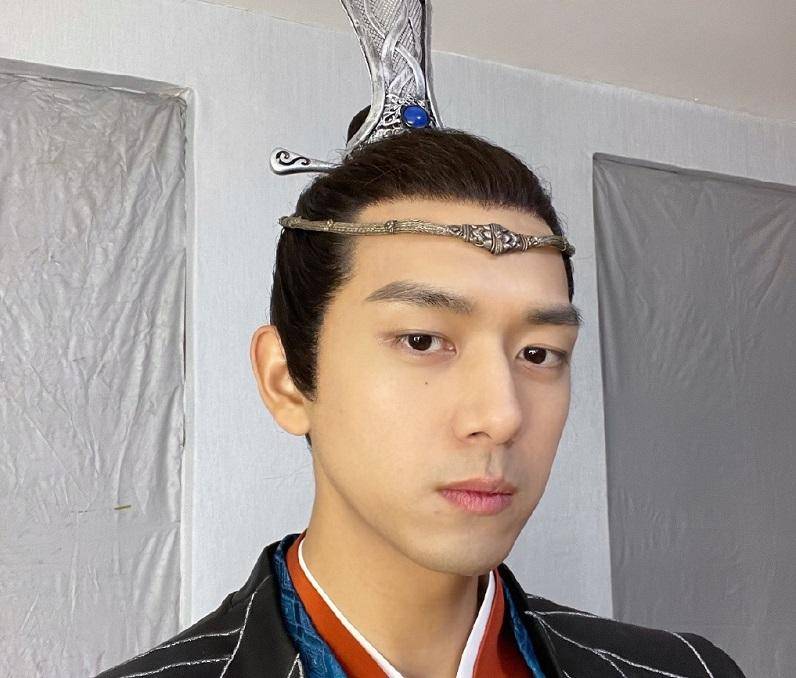 李现晒新出炉自拍照一张戴口罩随手拍却让粉丝都淡定不下来了