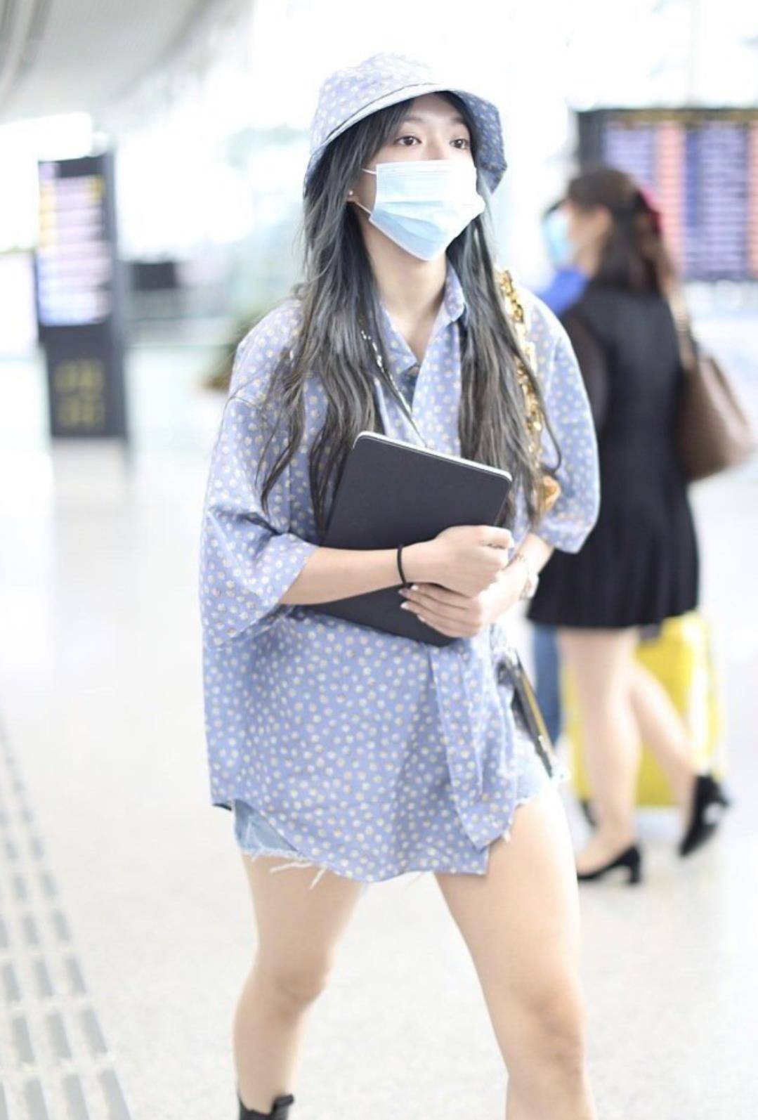 有种翻车叫程潇拿衬衫搭短裤秀腿,被原相机抓拍后,粗到我不敢想_显得