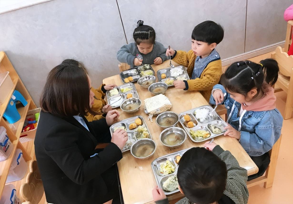 妈妈做饭太难吃,孩子边吃边哭着要去幼儿园