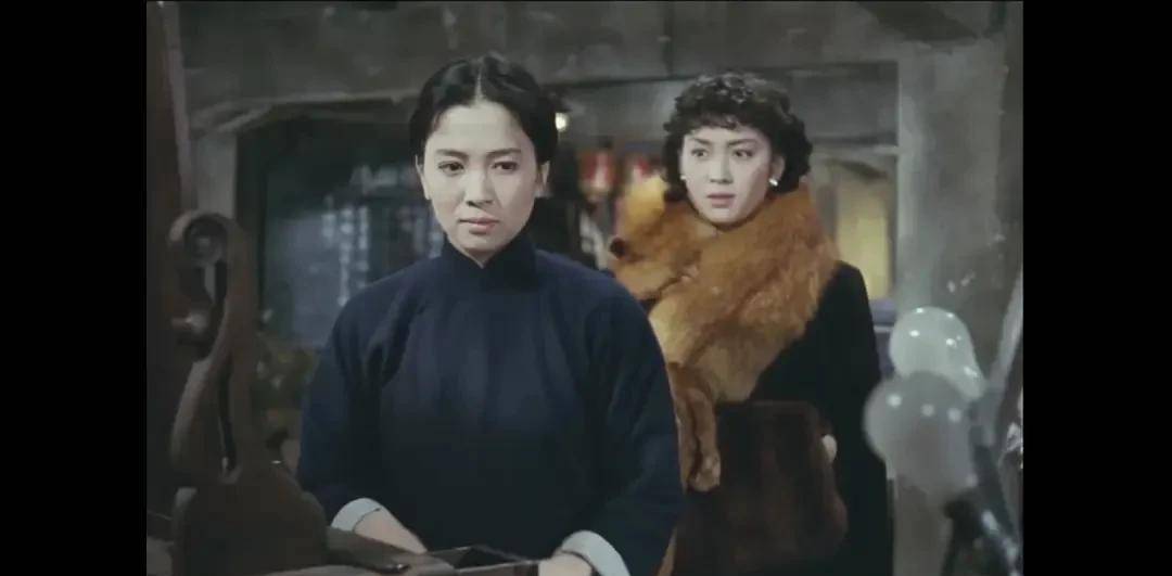姐妹俩最后走向决裂的那天,邢月红身穿裘皮大衣,华贵
