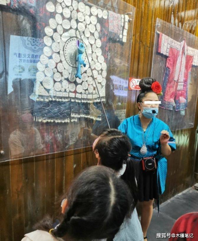 贵州旅行团劝退，年轻美女冒充富二代卖翡翠，与服务员套路顾客