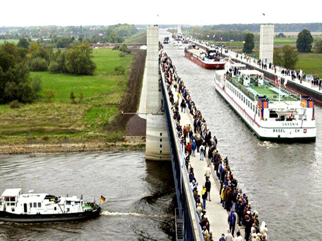 全球最怪的三座桥：船在桥上跑，人在水里走，还有一个要跳着过去