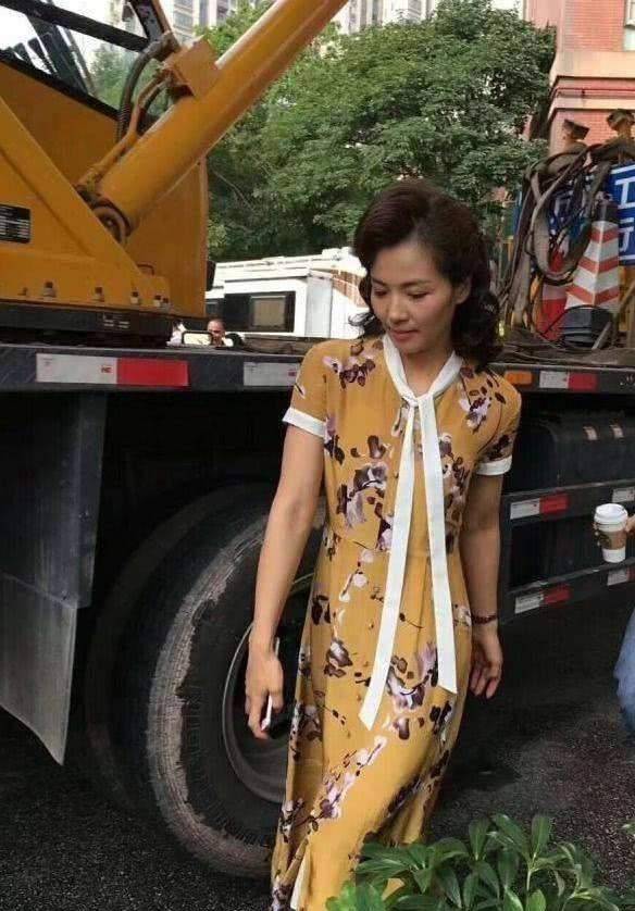 刘涛在餐厅被拍到,素颜普通皮肤干瘪又黑,不像营销的那么漂亮!