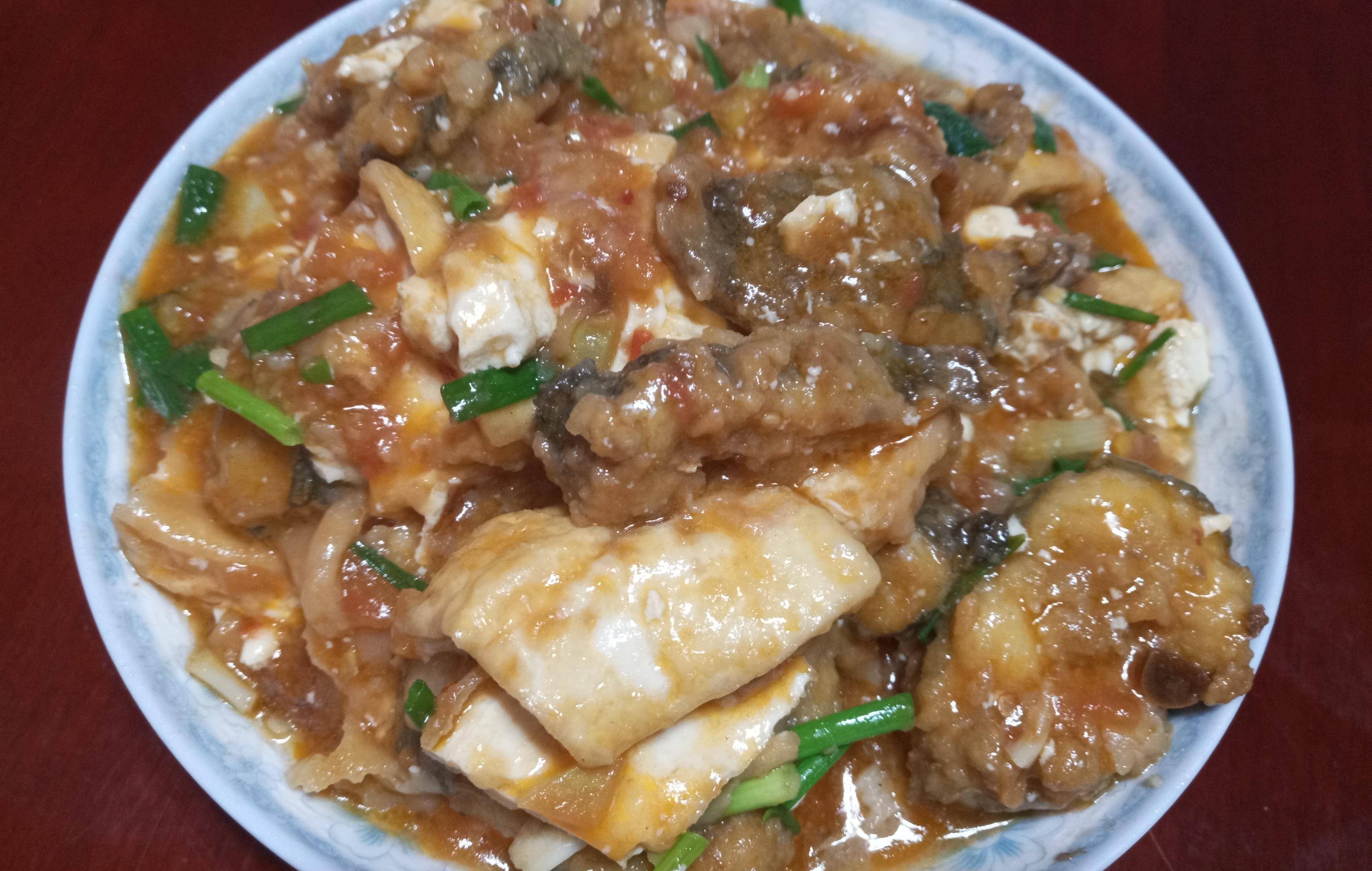 家常豆腐焖鱼块豆腐焖鱼块这道菜做法很简单,以用草鱼,鲢鱼,键骨鱼等