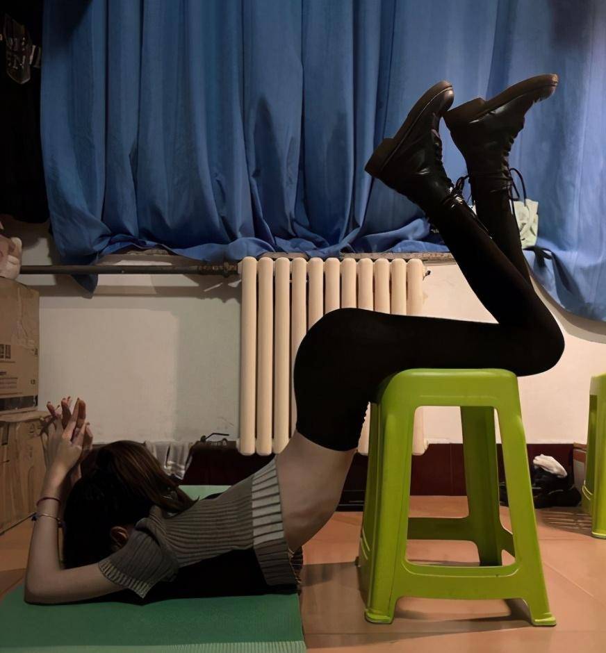 杨幂"漫画腰挑战"被打脸,6亿人群嘲:肌肉男辣妹挑战