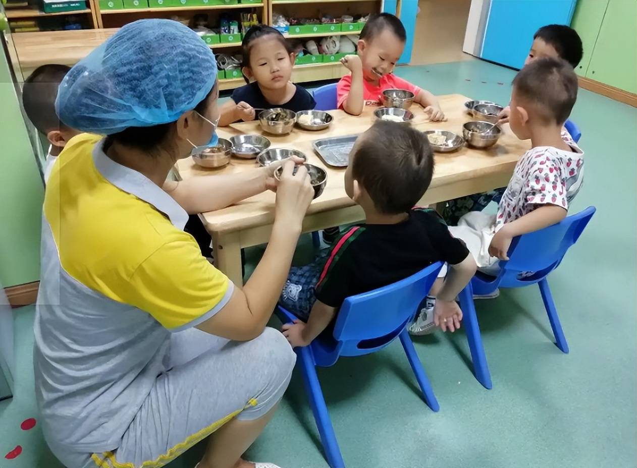 妈妈做饭太难吃,孩子边吃边哭着要去幼儿园