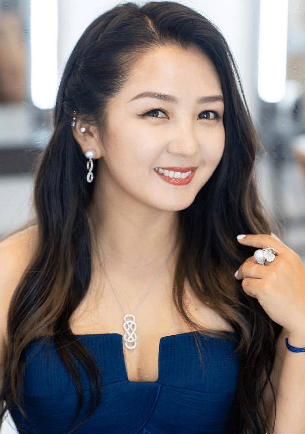 还说何洁有"仙女脸"?