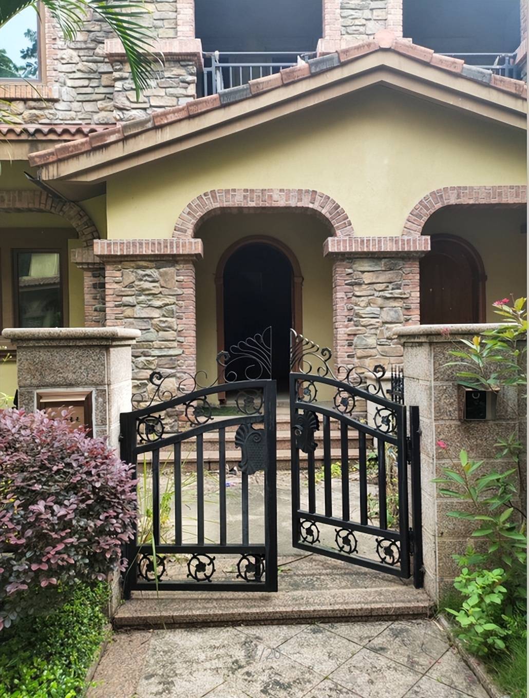 170万元钦州市体育中心旁一栋别墅64次加价成功拍卖出去