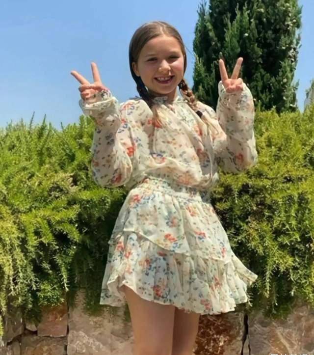 look1:雪纺蛋糕连衣裙穿搭亮点:碎花元素在小七其他的穿搭中也不难