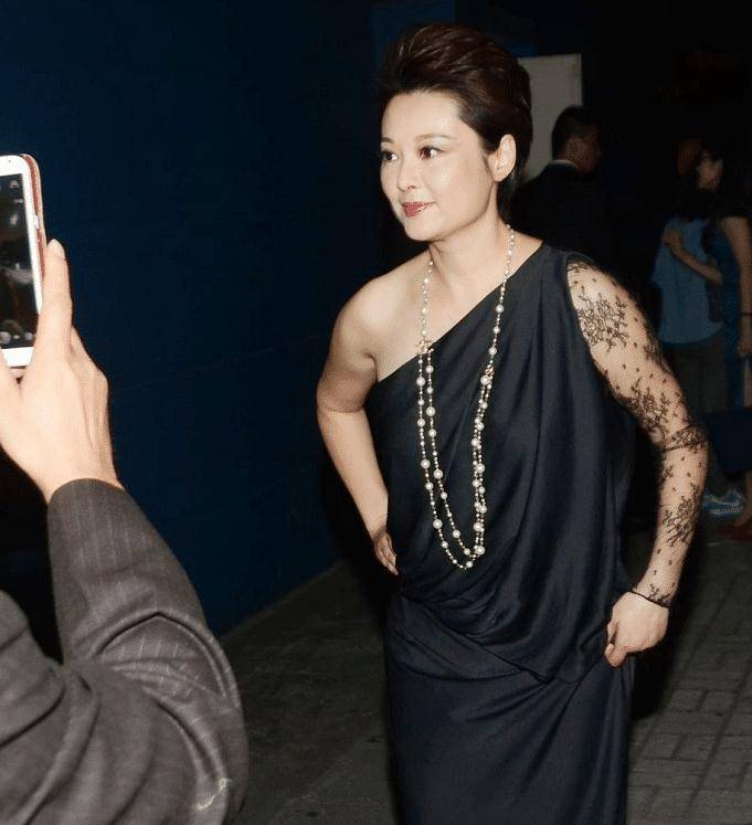 原创袁立中年发福也耐看穿黑色斜肩连衣裙优雅贵气美出圈了