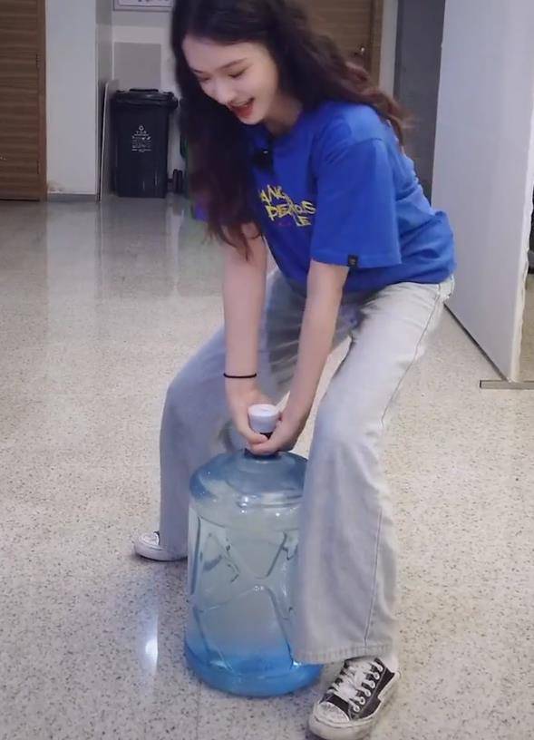 原创林允搬不动桶装水王大陆主动帮她看到下一秒画面不太合适吧