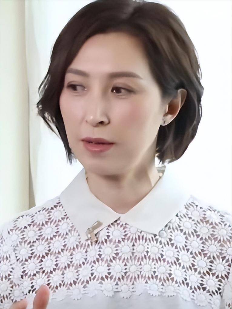 她是学历最高的港姐冠军,正红时退居幕后,如今丁克